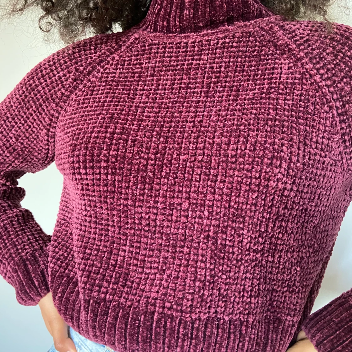 vinröd stickad tröja