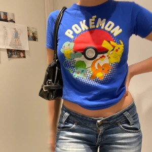 Skitsnygg babytee  - Y2K Pokémon Babytee 