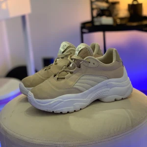 Chunky sneakers - Beigea sneakers, Knappt använda (1-2ggr) strl. 36. 