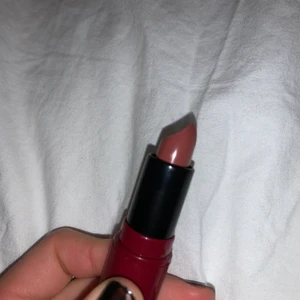 Makeup revolution läppstift - Helt nytt läppstift från Makeup Revolution London❤️ Endast swatchad på HANDRYGGEN❗️Desinficerad och rengjord✅ 