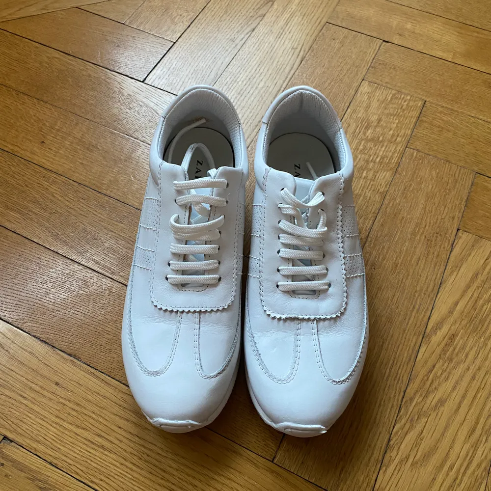 Zara white sneakers. Size:37. Skor.