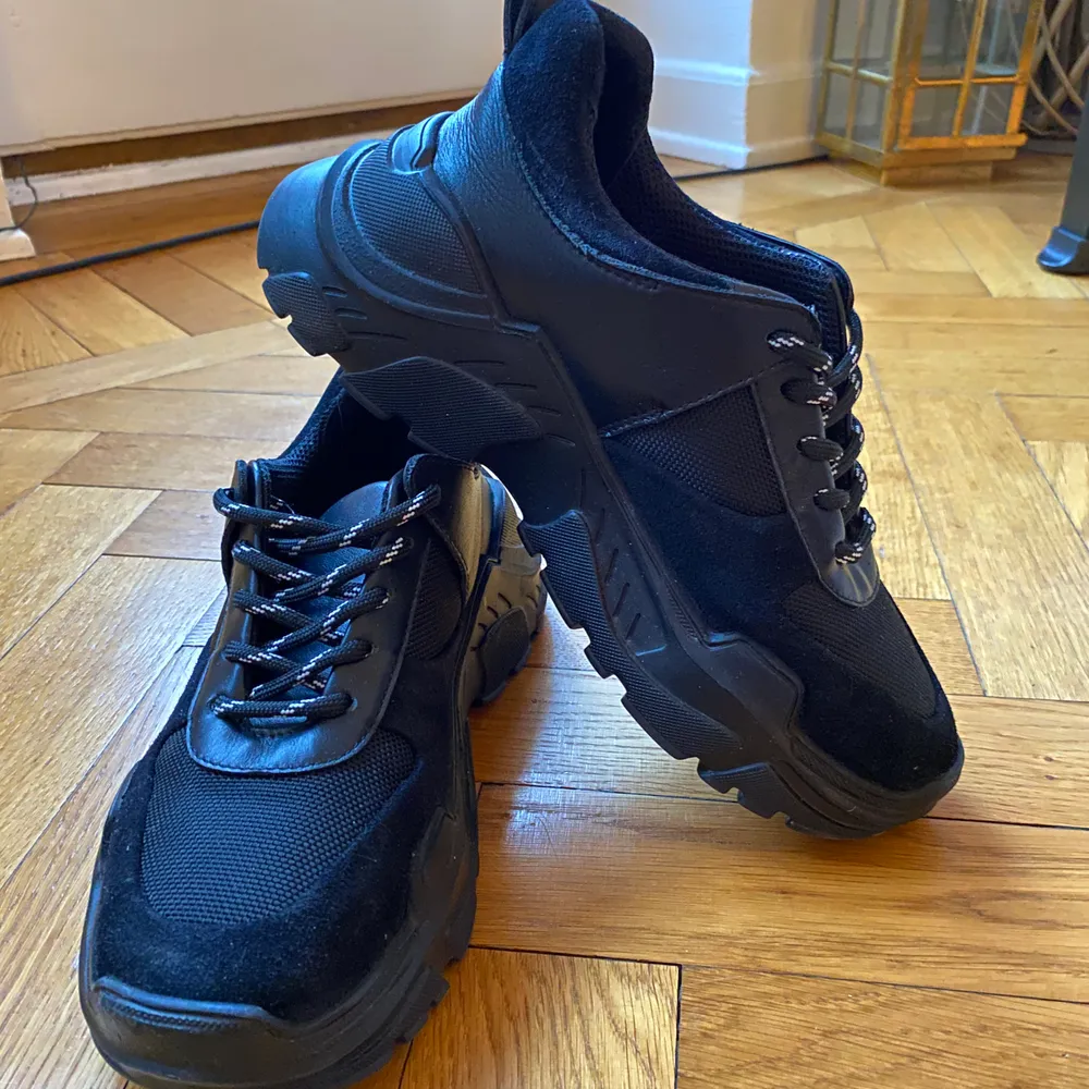 Black sneakers from Minimarket Stockholm. Size 37. Made in Portugal. . Skor.