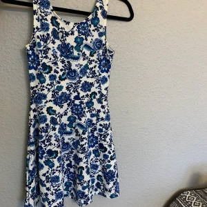 Blommig klänning stl 34🦋 - En jättesöt blommig klänning i storlek 34! 🧚🏻🧚🏻 Har lite vintage/ gammaldags design, använd 1 gång 