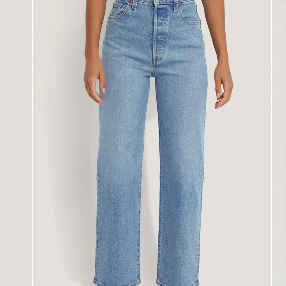 Ett par jättefina Levis jeans i modellen ”ribcage straight” som inte använts så mycket som jag hade hoppats, storlek 30, köpta på nakd för något halvår sen för 1099kr, dem är använda Max 5 gånger och fortfarande i fint skick. Skulle säga att dem passar allt från S-L beroende på hur man vill att dem ska sitta! Frakt ingår i priset. Jeans & Byxor.