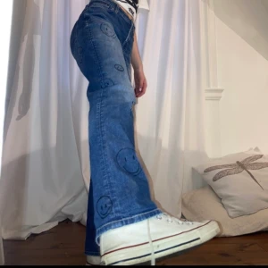 ur feta jeans! - all over smiley jeans😍 målade med textilpenna på begagnade jeans! modellen är en XS och är 165cm
