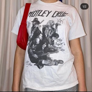 ursnygg band tshirt - vintage bandtshirt (MÖTLE CRÜE) cond: 9/10 vintage skick😍🎸 frakt : 63kr spårbart!