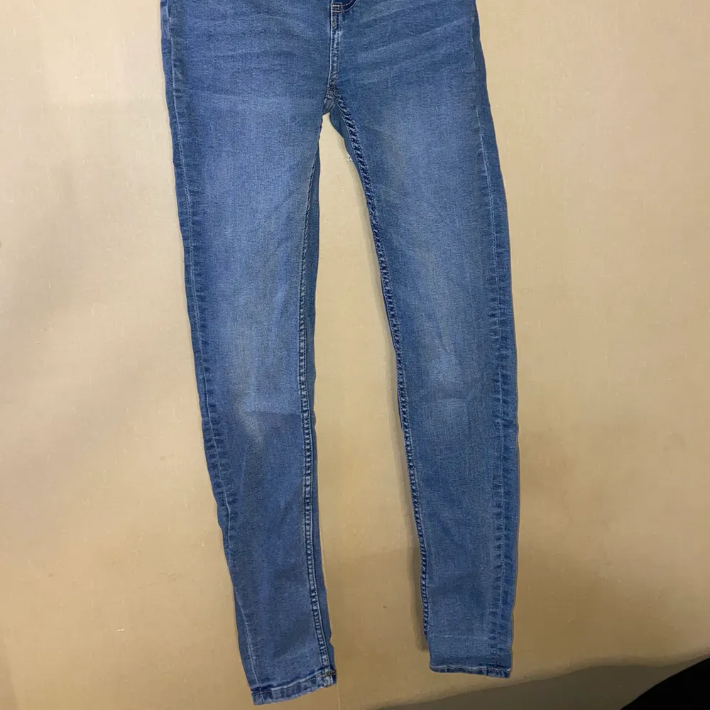 Ljusblåa jeans från Lager157, modellen skinny så de är tighta. Storlek XS, aldrig använda så otroligt fint skick. Djur finns i hemmet, köparen står för frakt. ✨. Jeans & Byxor.