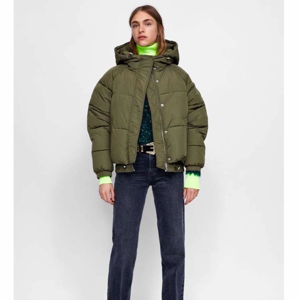 Superhärlig och varm jacka från Zara. Säljer pga att den aldrig riktigt kommit till användning. Frakt ingår i priset🦋🦋. Jackor.