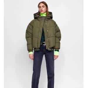 Superhärlig och varm jacka från Zara. Säljer pga att den aldrig riktigt kommit till användning. Frakt ingår i priset🦋🦋