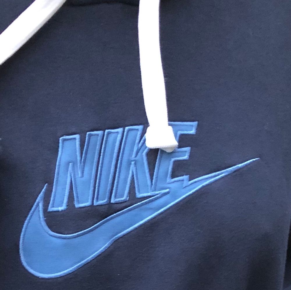 SÅLD Oversize Nike hoodie med luva och fickor i snyggaste blå färgen, nyskick!🥰 Mjuk fleecesida inuti. Sitter oversize på mig med small. Inte säker om jag ska sälja, så säljer vid bra bud! BUDGIVNING: bud på 500kr. Frakt tillkommer! Budgivningen avslutas på söndag! Buda i kommentarer eller meddelande! Kolla gärna in mina andra annonser:) . Huvtröjor & Träningströjor.