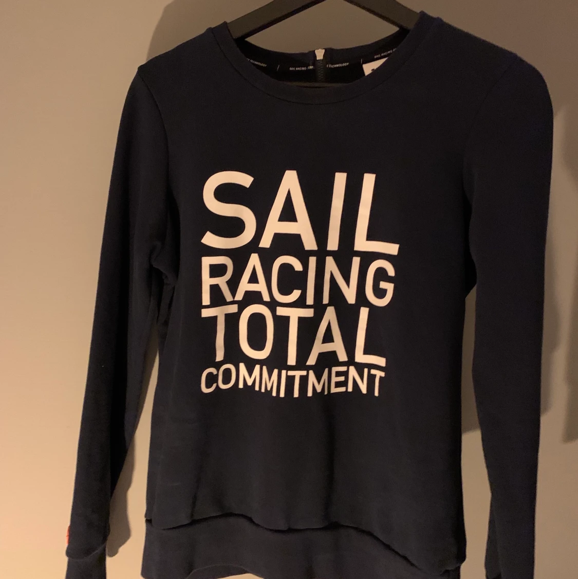 Mörkblå Sailracing tröja. 
