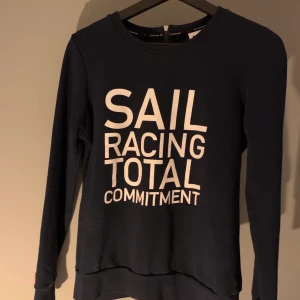 Mörkblå Sailracing tröja.  - Mörkblå Sailracing tröja stl M. Använt fåtal gånger, väldigt bra skick. 