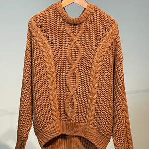 🤎jättefin och mysig stickad tröja från Gina🤎 har använts en del men är fortfarande i väldigt bra skick, köpt för 400 och skulle gärna vilja ha minst 200 för den🤎 buda eller skriv om du är intresserad🤎 