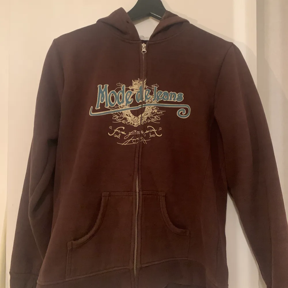 Söt vintage brun zip hoodie med tryck. Overisze Stl L men mer som en M. Frakt 80kr budgivning då det är många intresserade HÖgsta bud : 400kr. Tröjor & Koftor.