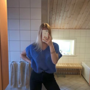 Stickad vest  - Säljer denna jätte fina vest då den aldrig kommit till användning. Aldrig använd så i väldigt fint skick. Väldigt varm och mysig och funkar perfekt över en tex skjorta eller t-shirt eller helt utan. Skriv privat för mer info och bilder💓pris kan diskuteras 