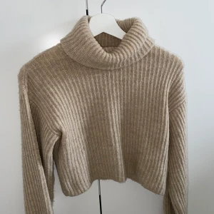 Croppad stickad - skitsnygg croppad polotröja från Linn Ahlborgs kollektion med NAKD 🤍🥺🥰💜 (bra skick och mjuk) skickar spårbart om önskas