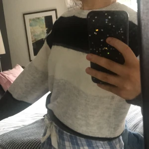 Stickad tröja, H&M - Stickad tröja från H&M, använt 2gånger, känner att det inte är min stil. Nypris 149, nu 40kr 