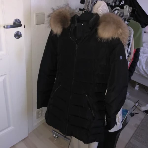 Rockandblue jacka - Superbra skick, den e för liten för mig så därför jag vill sälja den, äkta päls. Den köptes för 4000 kr. Pris o frakt kan alltid diskuteras o förhandlas!❤️ Kan även mötas!
