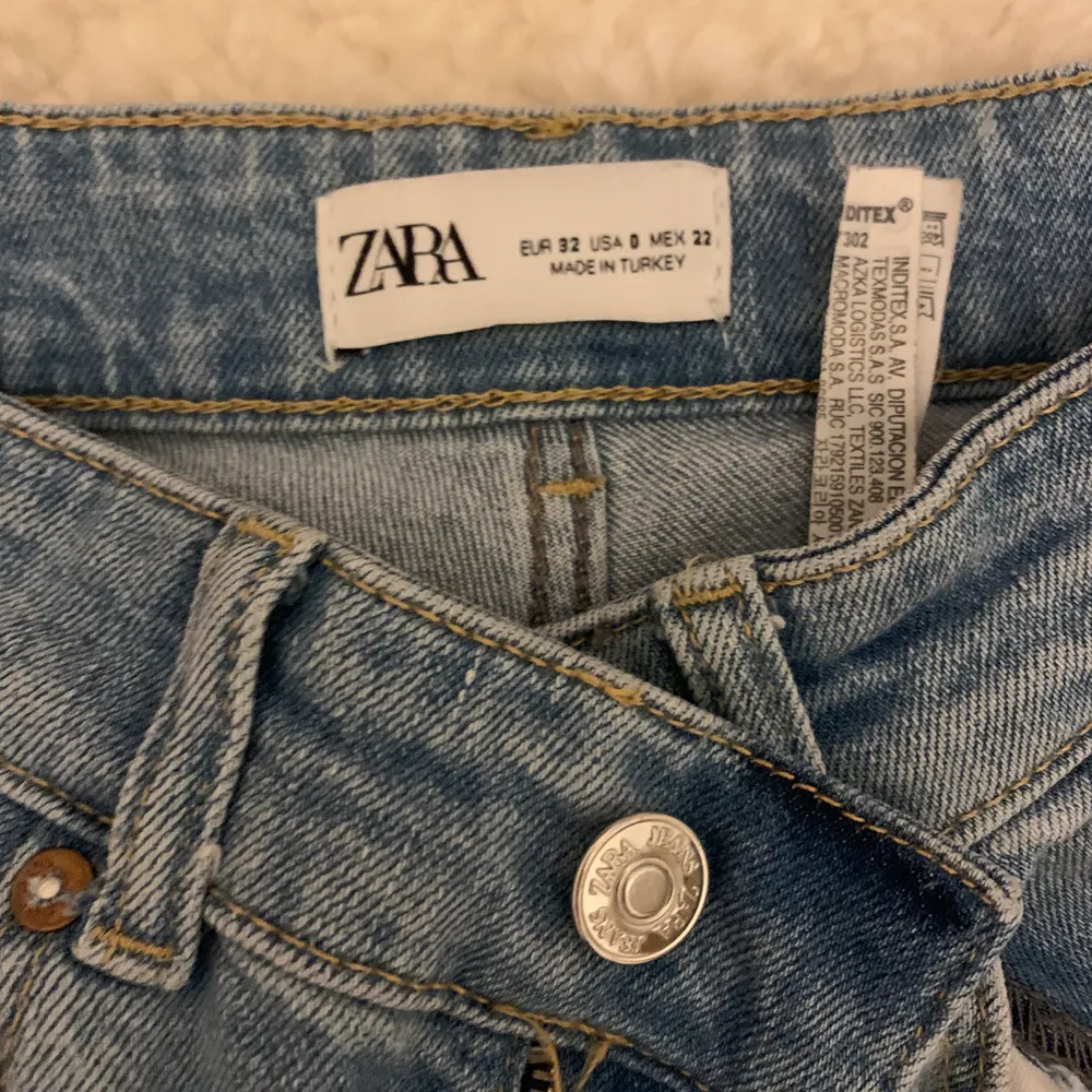 Jättefina ljusblå flare jeans från zara! Inga hål, fläckar etc. Köpte av en annan säljare här på Plick men det var tyvärr inte min stil så säljer därför vidare! Köparen står för frakt:). Jeans & Byxor.