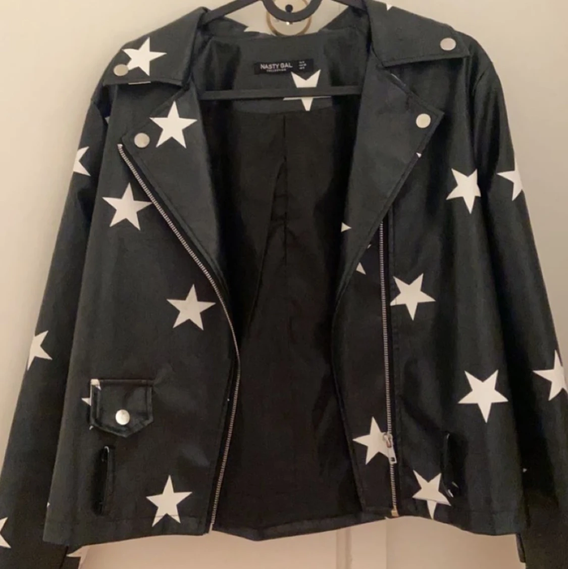 Skinnjacka med stjärnor