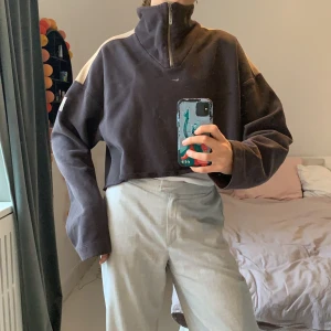 Vintage Nike sweatshirt  - Supercool brun avklippt Nike sweatshirt med långa ärmar🤗 Köpt från Humana för ca 2 år sedan. ”Size XXL” men jag är vanligtvis en small!💕 Bara att skriva vid frågor✨ frakt tillkommer: 44 kr.     Budgivning avslutas 7/12 22:00