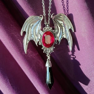 Halsband med vingar  - Jättefint halsband som jag köpte till halloween, kommer nog inte användas mer av mig så säljer vidare! Pris: 150 kr + fraktkostnad på 22 kr. Kontakta mig om du är intresserad ⛓️🖤🔪🕸️☠️