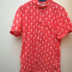  - Kortärmad skjorta med palmmotiv. 