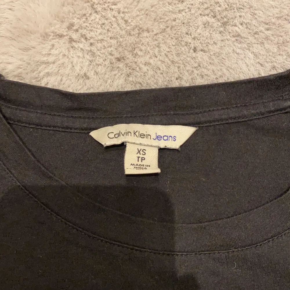 En svart Calvin Klein tröja väldigt mjuk och väldigt snygg. Denna är i stolen XS men skulle säkert passa S också💕💕. T-shirts.