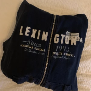Lexington  - Marinblå Hoodie från lexington, storlek M 