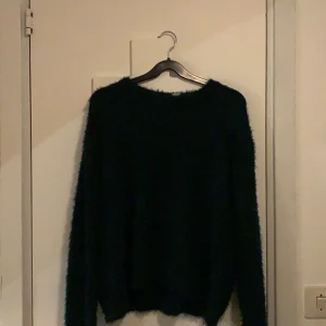 H&M  - Green fur sweater 