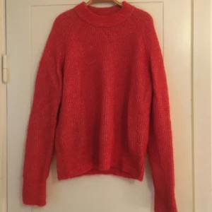 Arket stickad tröja - Jättemysig stickad tröja i ull och mohair blandning. Den ”hårar” lite men annars känns den inte så använd! Strl xs men funkar även för s