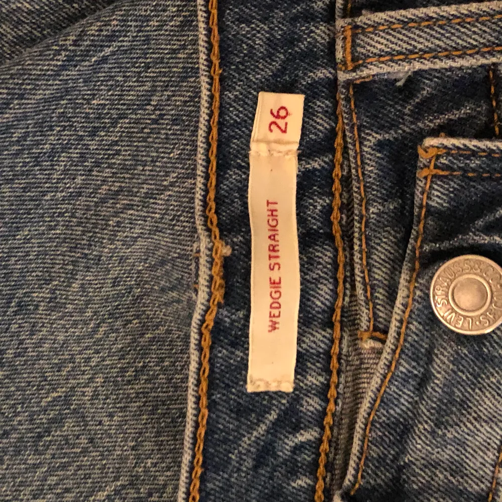 Säljer mina älskade Levis jeans i modellen wedgie straight i storleken 26. Väl använda men bra skick!! Lite korta på mig som är 175 cm, men sjukt snygg passform!!!❤️. Jeans & Byxor.