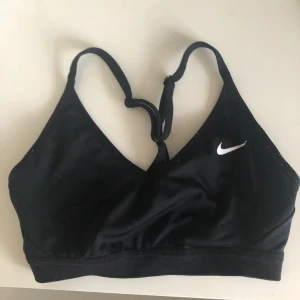 Nike topp - Knappt använd sporttopp från Nike 