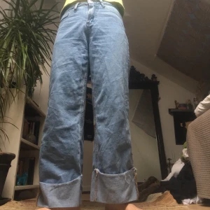 Tuffa jeans - Tuffa jeans med vikning. Passa bra på mig som är 1.62. Be om fler bilder så fixar jag✨Fraktas eller möts upp