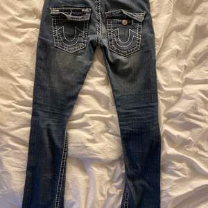 Jeans från true religion i storlek 27. Aldrig använda. De är lite utsvängda o väldigt lågmidjade. Bud från 350💕
