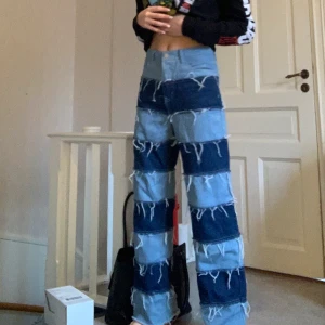Kontrast jeans i snygg detalj strl 34 - Säljer mina snygga jeans som jag inte använder lika ofta längre😢😢💗strl 34 och så coola!!!