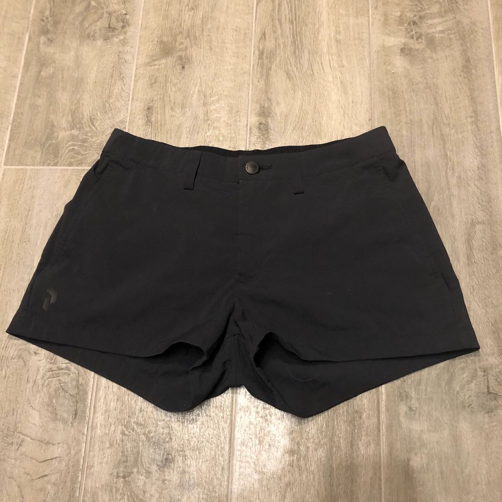 Nästan aldrig använda svarta snygga Peak Performance shorts. Med två fickor där fram och en ficka med dragkedja på baksidan. Köparen står för frakten och de betalas med Swish. Skriv privat för frågor eller fler bilder!💜✨. Shorts.