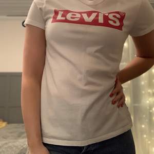 Levis t-shirt i mycket fint skick, sparsamt använd. 90kr eller bud