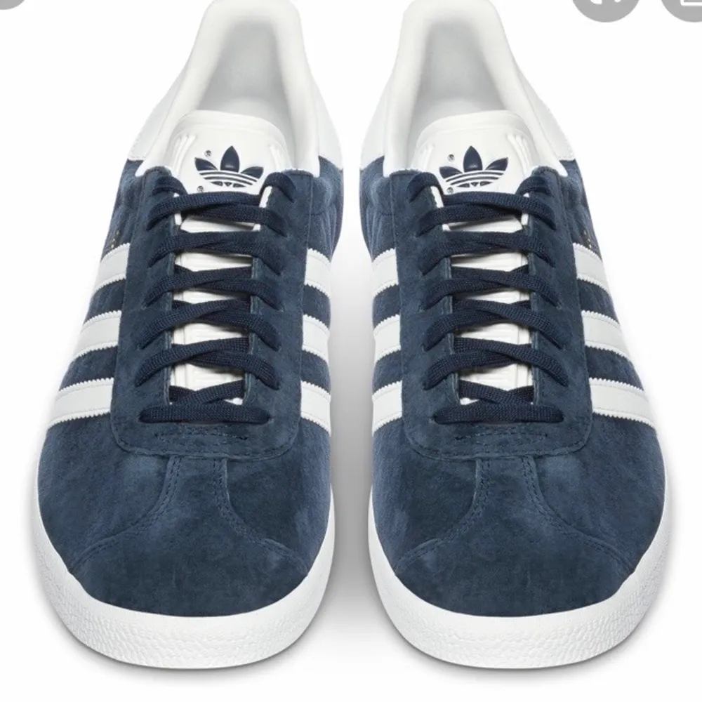 Säljer mina två Gazella Adidas skor i storlek 39. Ljusrosa och marinblå. Bor i Göteborg om man vill mötas. Ett par 300kr  och två par 500 kr. De är köpta för 999kr st och i väldigt fin skick. . Skor.
