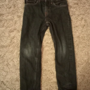Jeans strl 110 - Fint skick, strl 110.  Djur och rökfritt hem. Jag samfraktar gärna!