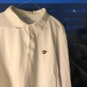 Vit pikétröja  - Vit pikétröja från Urban oufitters. Säljer då den inte kommer till användning längre. Fint skick!