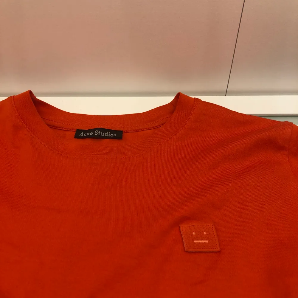 Säljer min orangea t-shirt från Acne då jag aldrig använder den. Nypris 1000kr. Sitter skitsnyggt och passar från strlk Xs-m beroende på hur man vill att den ska sitta.. T-shirts.