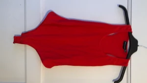 Röd body - Röd oanvänd body i ”blankt” material