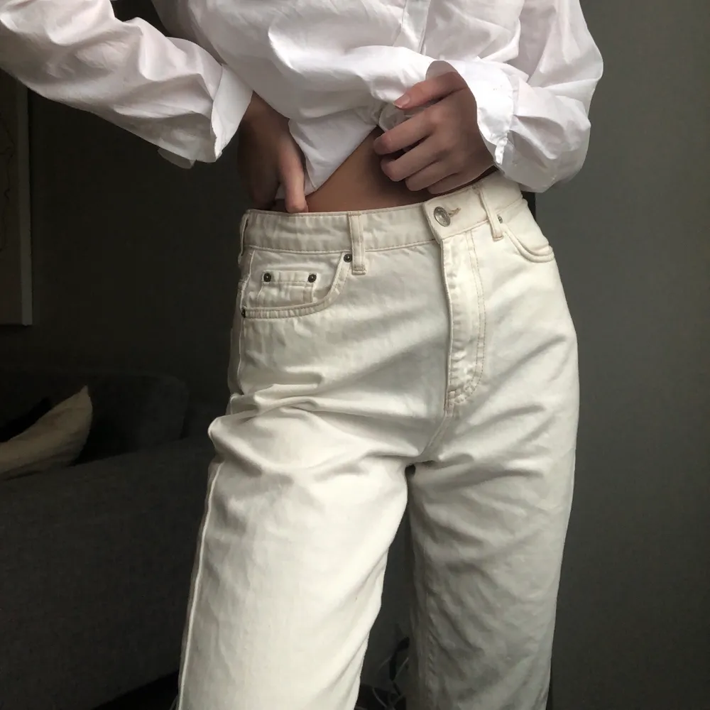 Knappt använda mom jeans från Zara i strl 36/S!! Är 167 cm lång och de slutar vid ankeln. . Jeans & Byxor.