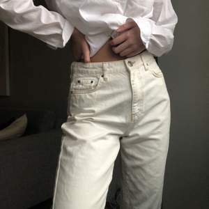 Knappt använda mom jeans från Zara i strl 36/S!! Är 167 cm lång och de slutar vid ankeln. 