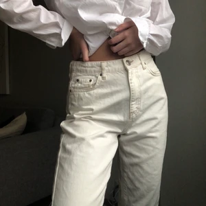 Snygga vita jeans från Zara!! - Knappt använda mom jeans från Zara i strl 36/S!! Är 167 cm lång och de slutar vid ankeln. 