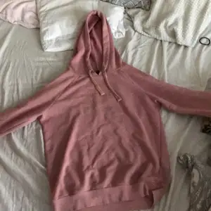 Fin hoodie från Gina tricot. Den ser lite skev när den ligger på sängen men jag orkar inte sätta på mig dem. Köparen står för frakten💕