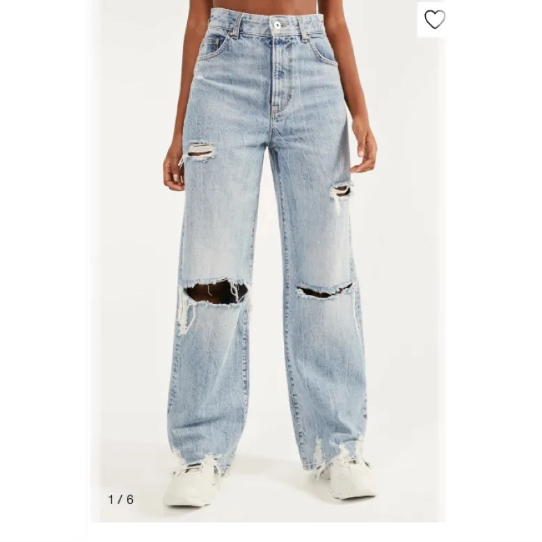 Säljer dessa helt nya jeans med med prislappen kvar. Helt slutsålda på hemsidan!! säljer då jag råkade köpa 2 istället för 1 par. Kan mötas upp i centrala stockholm eller frakta, men då står du såklart för frakten. skriv för mer info!! 💕. Jeans & Byxor.