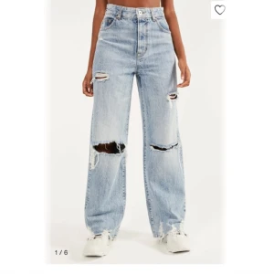 Helt Nya Bershka Jeans!! - Säljer dessa helt nya jeans med med prislappen kvar. Helt slutsålda på hemsidan!! säljer då jag råkade köpa 2 istället för 1 par. Kan mötas upp i centrala stockholm eller frakta, men då står du såklart för frakten. skriv för mer info!! 💕