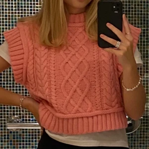 Stickad väst  - Slutsåld rosa stickad väst från zara. Använd 1 gång då jag tog bilden. Storlek M men passar även mig som är S. Andra bilden är från zara’s hemsida. Nypris:359kr. Pris kan sänkas vid snabb affär. 